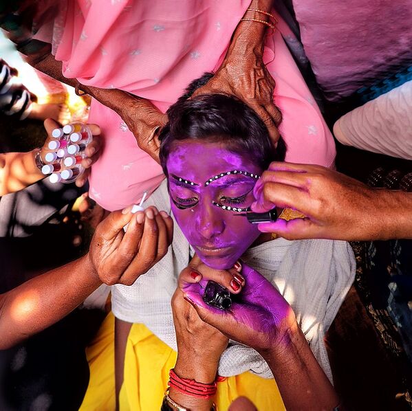 صورة بعنوان إطارات الغرفة الخضراء للمصور رام كاوشاليان من الهند، ضمن القائمة القصيرة لفئة الشباب في مسابقة جوائز سوني العالمية للتصوير لعام 2020 - سبوتنيك عربي