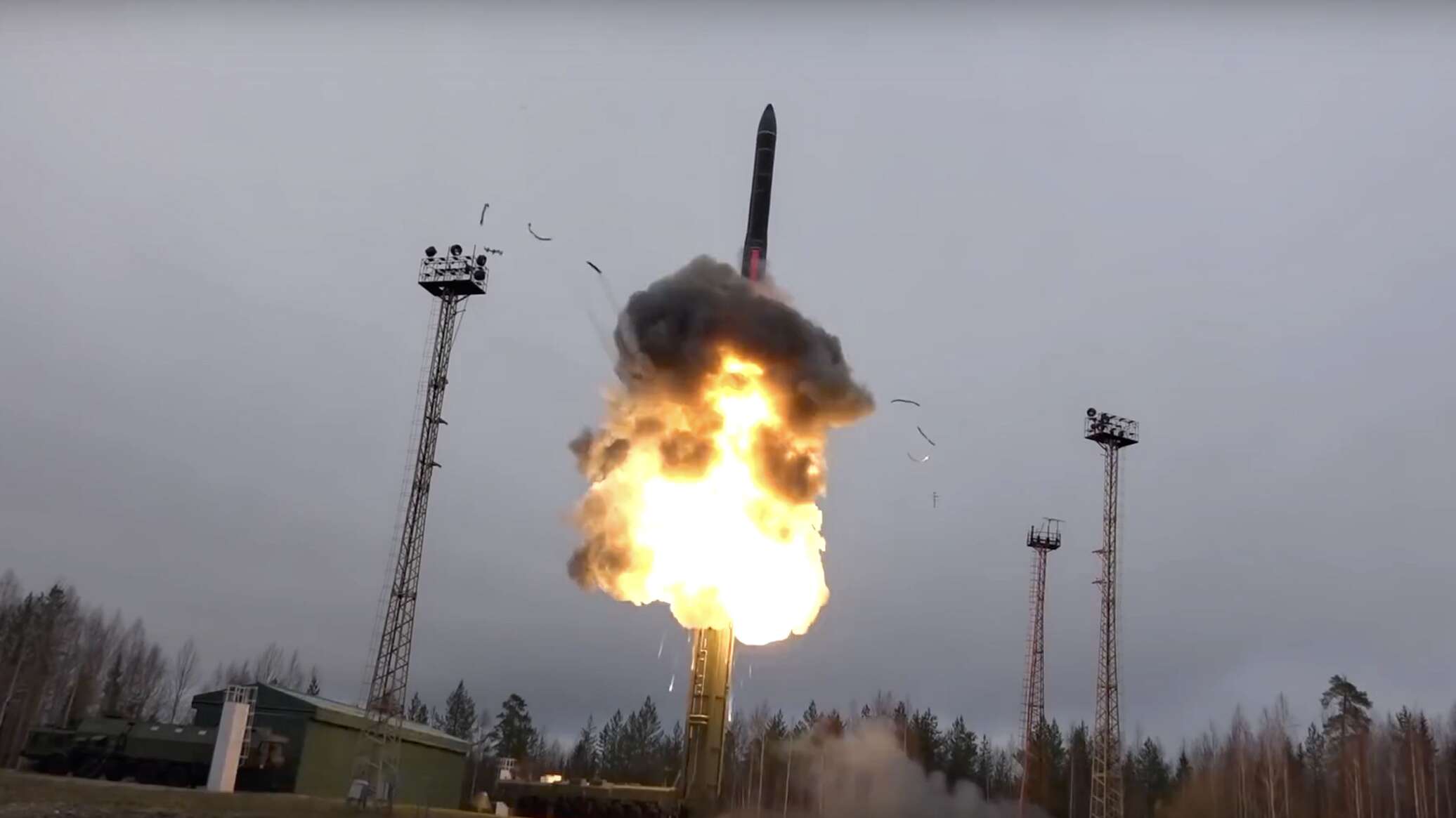 صاروخ روسي يدمر مبنى لمشغلي الطائرات المسيرة الأوكرانية...فيديو