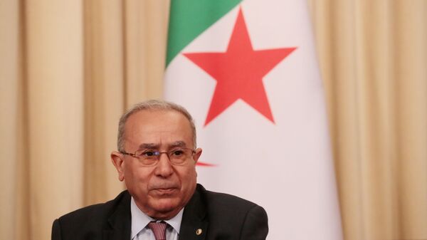 لعمامرة يسلم قيس سعيد رسالة من الرئيس الجزائري
