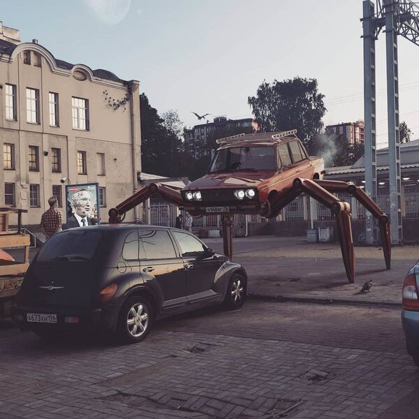 سيارة تسير على ساقين في مدينة سان بطرسبرغ من عمل الفنان الروسي فاديم سولوفيوف - سبوتنيك عربي