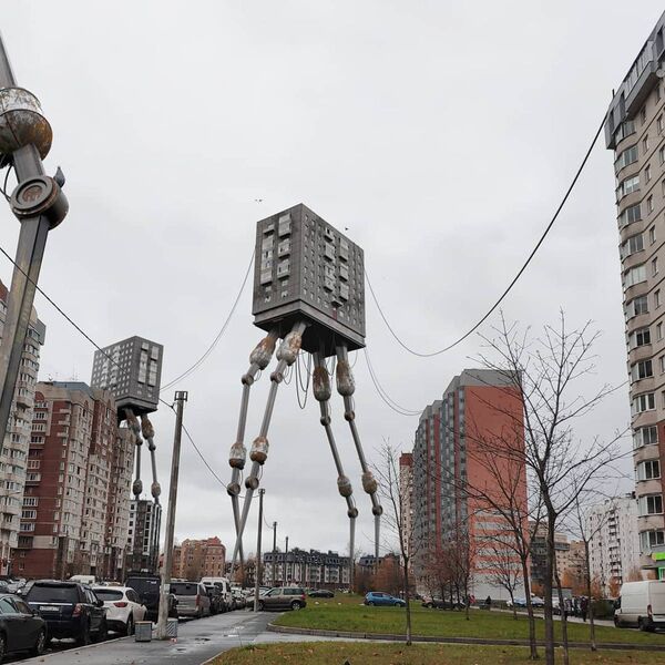 مبنى سكني يتنقل على ساقين في مدينة سان بطرسبرغ من عمل الفنان الروسي فاديم سولوفيوف - سبوتنيك عربي