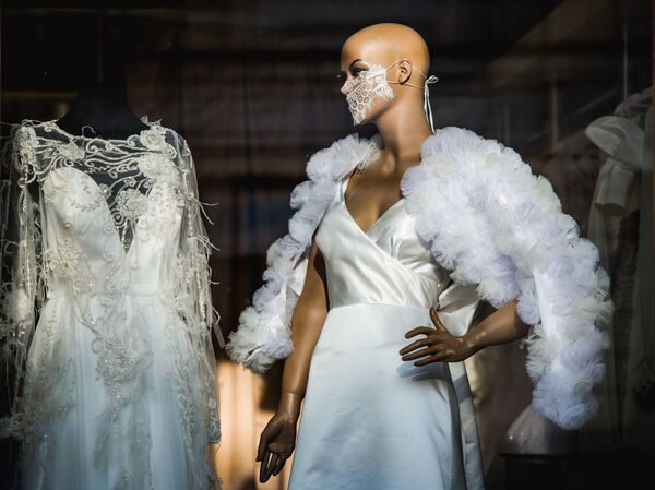 منكين لعرض أزياء في قناع واقٍ في نافذة متجر في تبليسي، جورجيا 6 مارس 2020 - سبوتنيك عربي