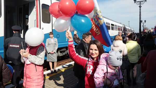 ركاب أثناء افتتاح خط السكة الحديدية بين شبه جزيرة القرم وكراسنودارسكي كراي، واطلاق أول قطار مريح من طراز РА2 من كيرتش إلى أنابا، روسيا 7 مارس 2020 - سبوتنيك عربي