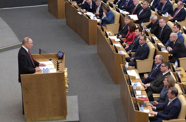 الرئيس الروسي فلاديمير بوتين يلقي كلمة أمام أعضاء مجلس الدوما الروسي، موسكو، روسيا 10 مارس 2020 - سبوتنيك عربي