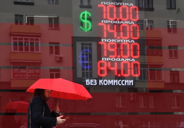 عرض سعر الصرف لعملات الدولار واليورو مقابل الروبل في موسكو، على خلفية انهيار أسعار النفط بعد فشل اتفاق أوبك+، 10 مارس 2020 - سبوتنيك عربي