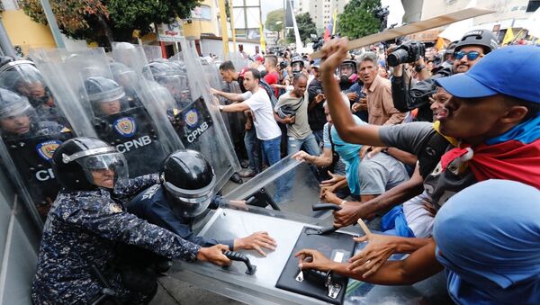 اشتباكات بين متظاهرين معارضين والشرطة في كراكاس، فنزويلا 10 مارس 2020 - سبوتنيك عربي