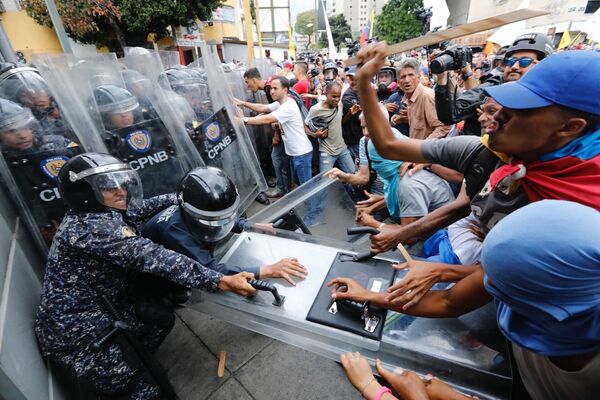 اشتباكات بين متظاهرين معارضين والشرطة في كراكاس، فنزويلا 10 مارس 2020 - سبوتنيك عربي