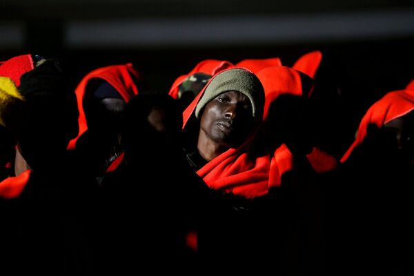 مهاجرون قبالة الساحل في البحر الأبيض المتوسط، ينتظرون السماح بالنزول من قارب إنقاذ في ميناء ملقة جنوب إسبانيا، 7 مارس 2020 - سبوتنيك عربي