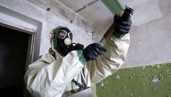 أحد عناصر الحماية ضد التلوث الإشعاعي والكيميائي والبيولوجي في الجيش الروسي - سبوتنيك عربي