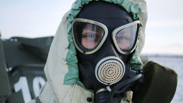 أحد عناصر الحماية ضد التلوث الإشعاعي والكيميائي والبيولوجي في الجيش الروسي - سبوتنيك عربي