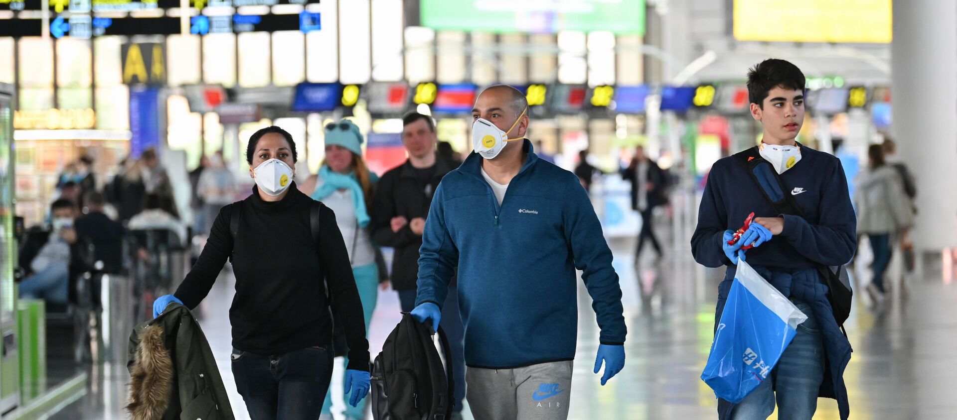 انتشار فيروس كورونا - مسافرون في مطار سوتشي، روسيا  12 مارس 2020 - سبوتنيك عربي, 1920, 08.07.2021