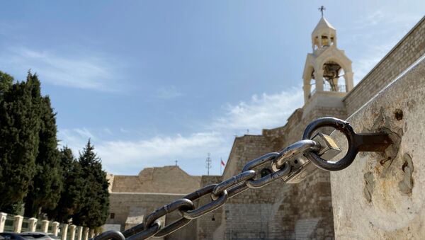 مدخل كنيسة المهد مغلقًا وسط احتياطات الفيروس التاجي في بيت لحم بالضفة الغربية المحتلة - سبوتنيك عربي