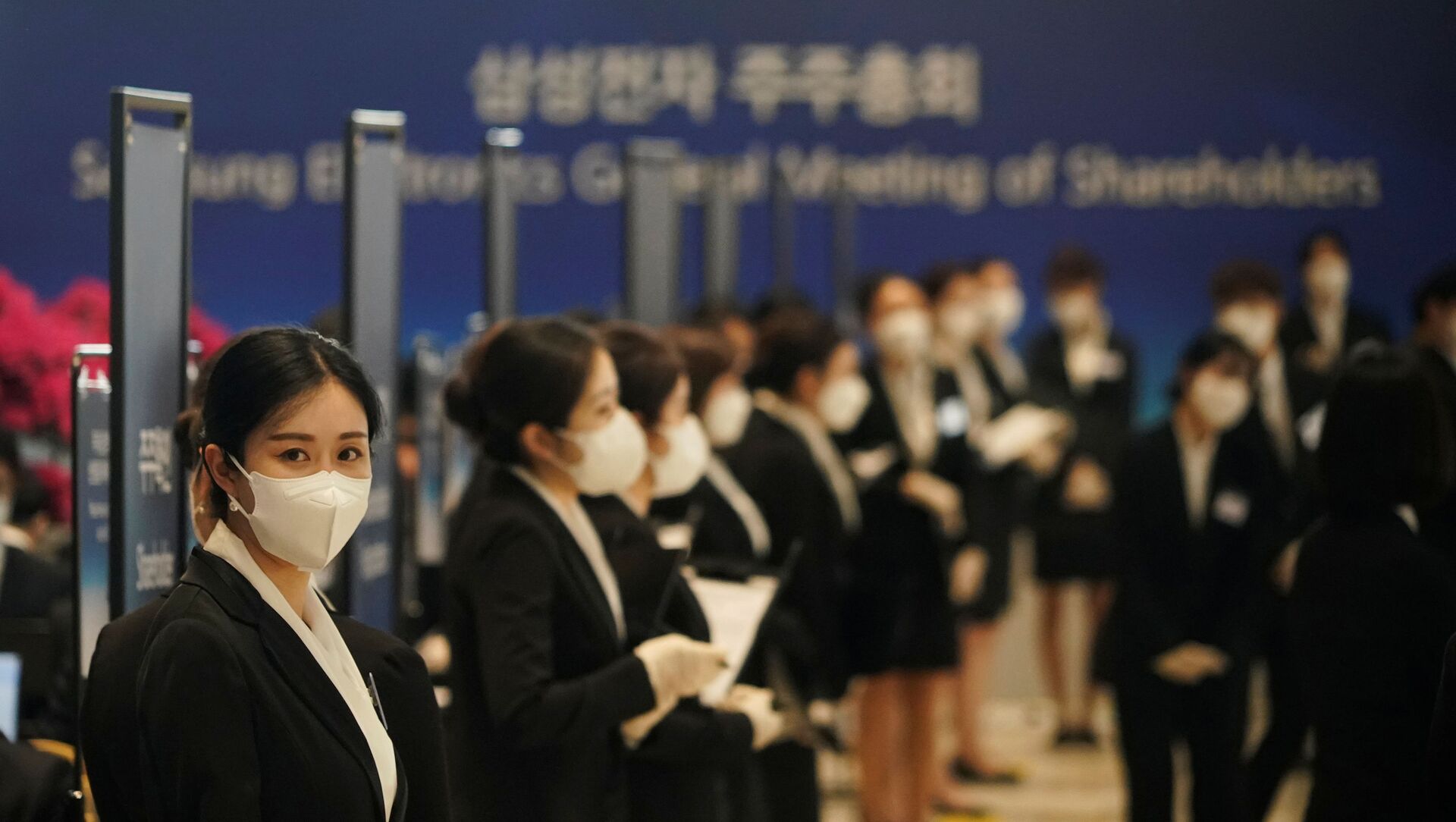 موظفون في شركة سامسونغ في كوريا الجنوبية يرتدون كمامة واقية من فيروس كورونا المستجد (كوفيد - 19)  - سبوتنيك عربي, 1920, 17.03.2021