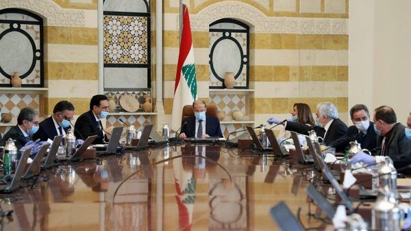 الرئيس اللبناني ورئيس الحكومة بالأقنعة الطبية - سبوتنيك عربي