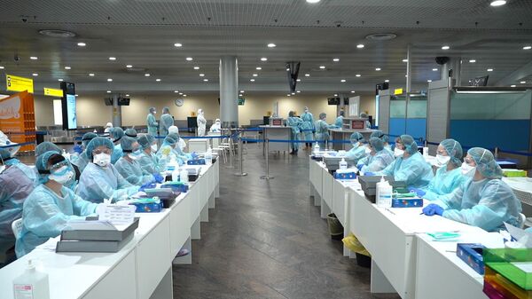 انتشار فيروس كورونا في روسيا - الطاقم الطبي في مطار شيريميتيفو، موسكو ٥ مارس ٢٠٢٠ - سبوتنيك عربي