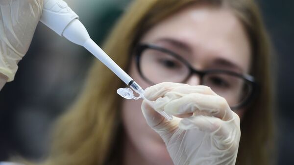 انتشار فيروس كورونا في روسيا - اتخاذ عينات للتحاليل في مختبر طبي، ١٧ مارس ٢٠٢٠ - سبوتنيك عربي