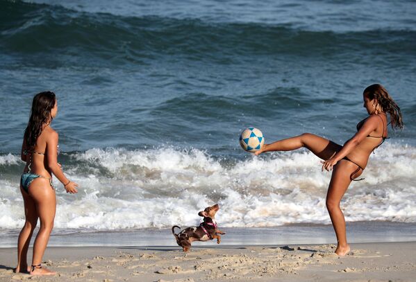 الناس يلعبون كرة القدم على شاطئ ديابو بعد أن أعلنت السلطات عن اجراءات احترازية بشأن تفشي مرض فيروس كورونا (COVID-19)  في ريو دي جانيرو، البرازيل، 16 مارس 2020. - سبوتنيك عربي