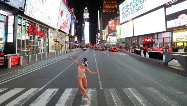 راقصة باليه الأمريكية آشلي مونتاج من نيويورك ترتدي قناع واقي ضد هجوم غازي، بينما ترقص في تايمز سكوير مع استمرار تفشي مرض التاجي (COVID-19) في مانهاتن، مدينة نيويورك، الولايات المتحدة ، 18 مارس 2020 - سبوتنيك عربي