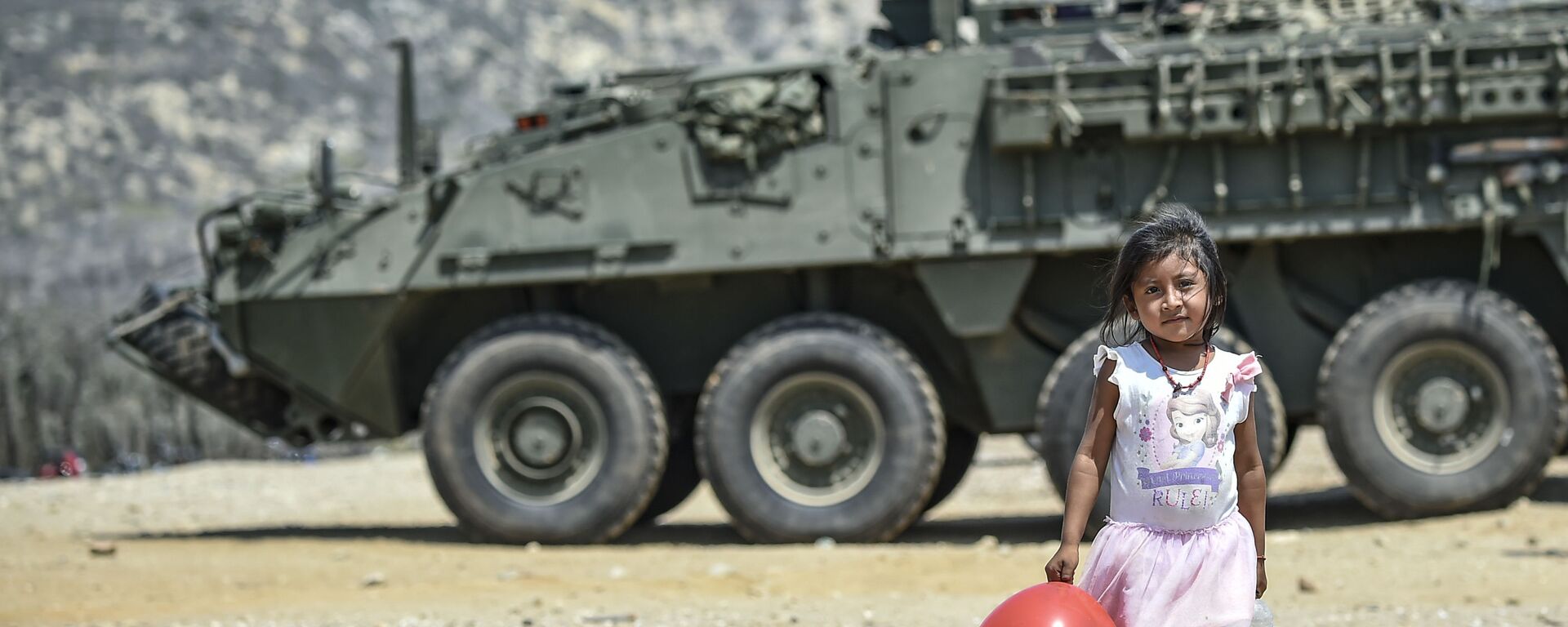 فتاة من مجموعة وايو العرقية تسير على خلفية عربة مدرعة تابعة للجيش الكولومبي خلال مناورة في منطقة تريس بوكاس، شمال كولومبيا، على الحدود مع فنزويلا، في 13 مارس 2020. - سبوتنيك عربي, 1920, 03.03.2021