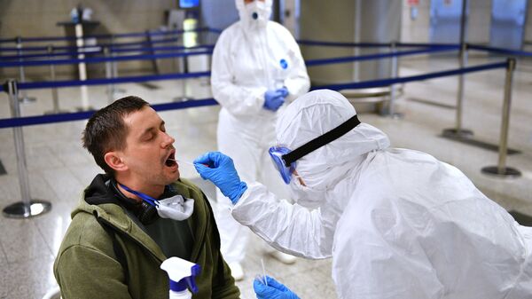 انتشار فيروس كورونا في روسيا - الاجراءات الاحترازية ضد انتشار الفيروس في مطار فنوكوفو، موسكو، روسيا ١٩ مارس ٢٠٢٠ - سبوتنيك عربي