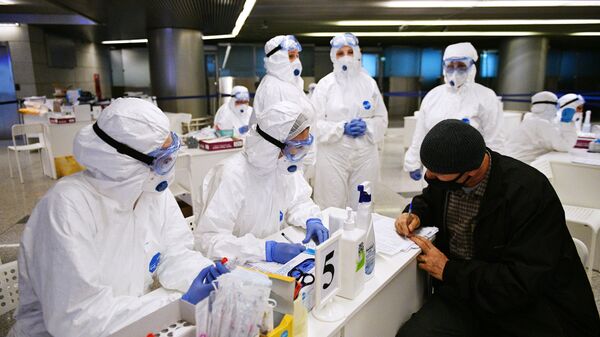 انتشار فيروس كورونا في روسيا - الاجراءات الاحترازية ضد انتشار الفيروس في مطار فنوكوفو، موسكو، روسيا ١٩ مارس ٢٠٢٠ - سبوتنيك عربي