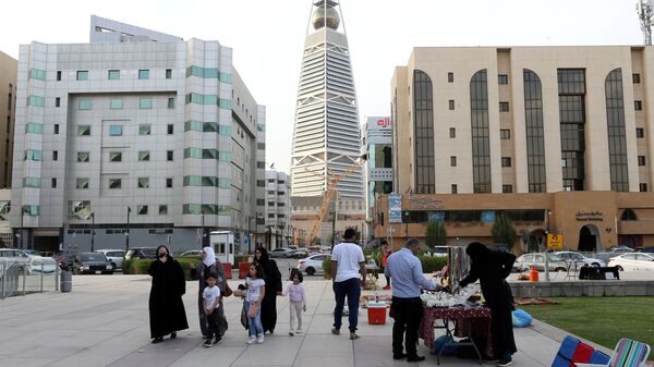 زائرون يمشون بالقرب من مكتبة الملك فهد في الرياض بعد تفشي فيروس كورونا - سبوتنيك عربي