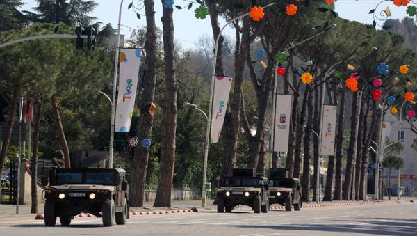 مركبات الجيش الألباني تقوم بدورية في الشارع الرئيسي لفرض حظر تجول صارم لمدة 40 ساعة - سبوتنيك عربي