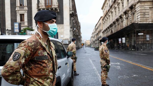 جنود إيطاليون يرتدون أقنعة واقية يعملون عند حاجز طريق بعد أن عززت إيطاليا إجراءات الإغلاق لمكافحة مرض فيروس التاجي (COVID-19) - سبوتنيك عربي
