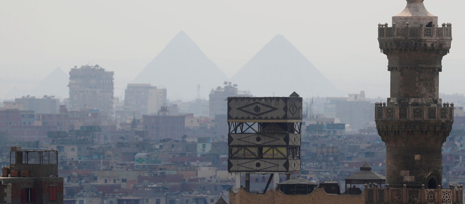 منظر لمدينة القاهرة القديمة مع مئذنة جامع والأهرامات  - سبوتنيك عربي, 1920, 12.10.2021