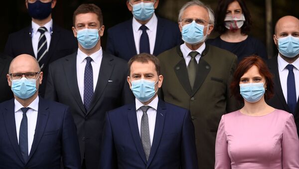 أعضاء الحكومة المعينين حديثا في سلوفاكيا يرتدون كمامات طبية في صورة جماعية بالقصر الرئاسي في براتيسلافا، سلوفاكيا، 21 مارس/ آذار 2020 - سبوتنيك عربي