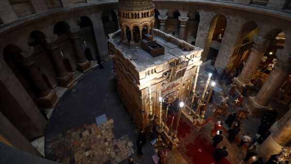 منظر عام للهيكل الذي يضم قبر يسوع في كنيسة القيامة في البلدة القديمة في القدس - سبوتنيك عربي