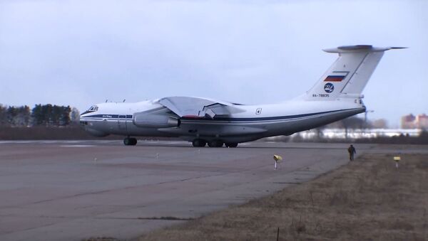 طائرة روسية تحمل مساعدات طبية وأخصائيين طبيين تتوجه من موسكو  إلى إيطاليا - سبوتنيك عربي