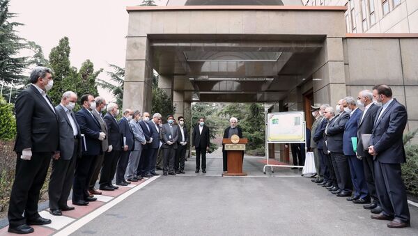 الرئيس الإيراني حسن روحاني أمام أعضاء الحكومة الإيرانية - سبوتنيك عربي