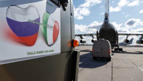 طائرة النقل العسكرية إيل 76 التابعة لقوات الفضاء الروسية مع مجموعة من المتخصصين العسكريين الروس ومعدات للتشخيص والتطهير، إلى قاعدة براتيكا دي ماري الجوية في إيطاليا. كورونا - سبوتنيك عربي