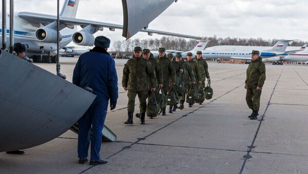 طائرة النقل العسكرية إيل 76 التابعة لقوات الفضاء الروسية مع مجموعة من المتخصصين العسكريين الروس ومعدات للتشخيص والتطهير، إلى قاعدة براتيكا دي ماري الجوية في إيطاليا. كورونا - سبوتنيك عربي