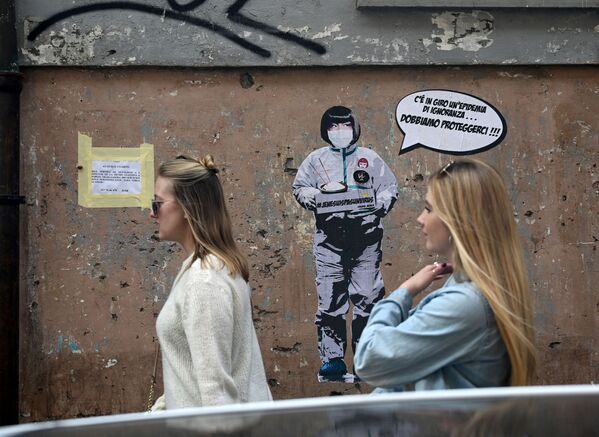 رسم غرافيتي لفنان الجداريات Laika، يظهر امرأة ترتدي قناعا واقيا تقول هناك وباء الجهل في الهواء، يجب أن نحمي أنفسنا منه! بالقرب من الحي الصيني في روما، إيطاليا 4 فبراير 2020 - سبوتنيك عربي