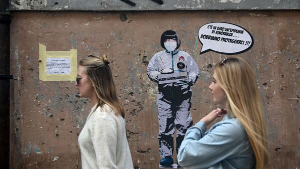 رسم غرافيتي لفنان الجداريات Laika، يظهر امرأة ترتدي قناعا واقيا تقول هناك وباء الجهل في الهواء، يجب أن نحمي أنفسنا منه! بالقرب من الحي الصيني في روما، إيطاليا 4 فبراير 2020 - سبوتنيك عربي
