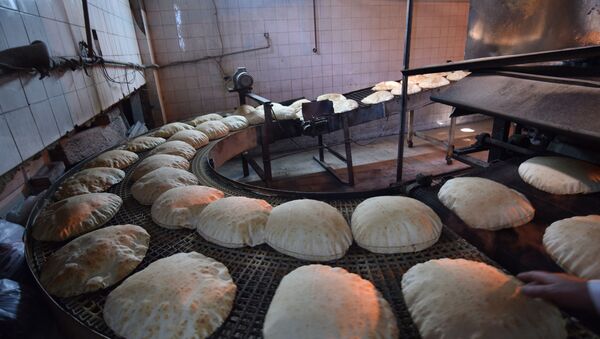 مع أول حالة كورونا...الشرطة السورية تتدخل لتنظيم الازدحام الشديد على أفران الخبز - سبوتنيك عربي