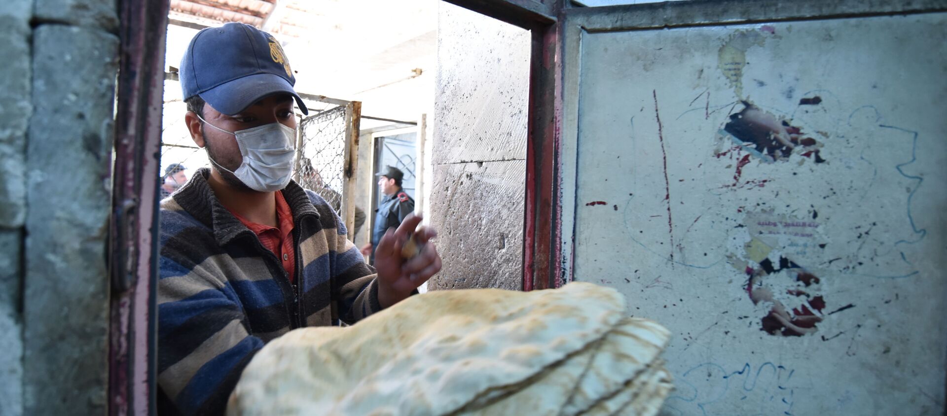 مع أول حالة كورونا...الشرطة السورية تتدخل لتنظيم الازدحام الشديد على أفران الخبز - سبوتنيك عربي, 1920, 04.03.2021