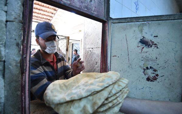مع أول حالة كورونا...الشرطة السورية تتدخل لتنظيم الازدحام الشديد على أفران الخبز - سبوتنيك عربي