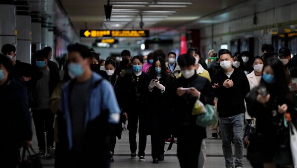 ركاب في مترو الأنفاق في الصين يرتدون كمامات واقية من فيروس كورونا المستجد والمسبب لمرض (كوفيد-19)  - سبوتنيك عربي