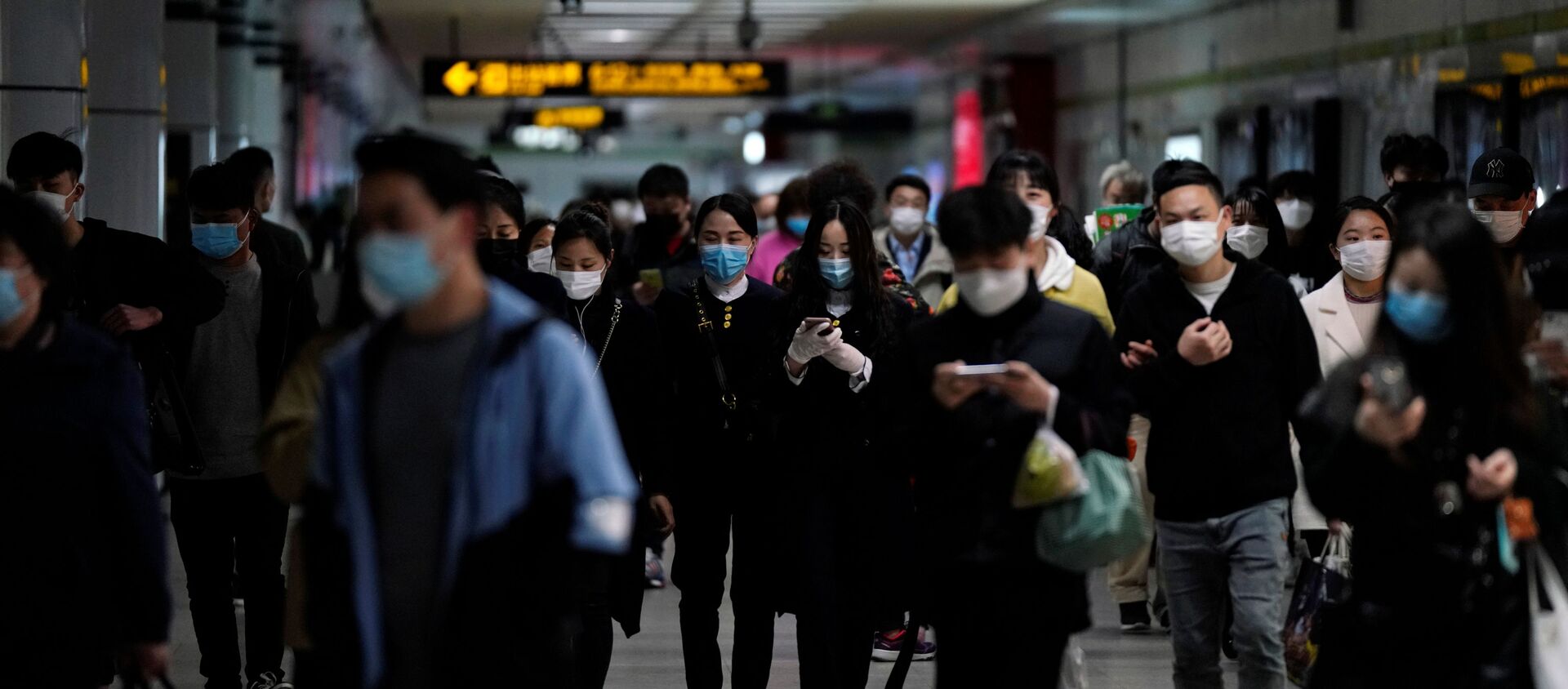 ركاب في مترو الأنفاق في الصين يرتدون كمامات واقية من فيروس كورونا المستجد والمسبب لمرض (كوفيد-19)  - سبوتنيك عربي, 1920, 20.07.2021