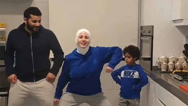 الراقصة اللبنانية سارا كريت مع عائلتها  - سبوتنيك عربي