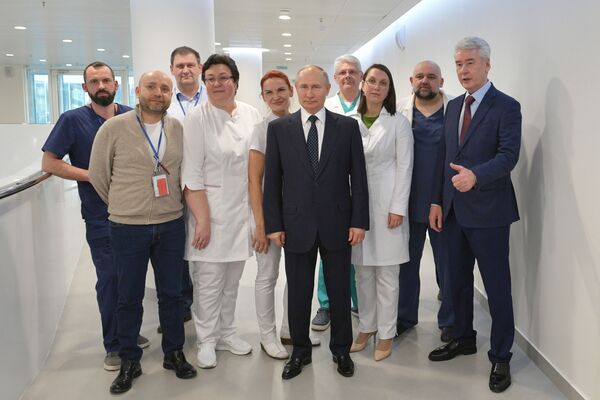 الرئيس فلاديمير بوتين وعمدة موسكو سيرغي سوبيانين يزوران مستشفى كوموناركا، المخصص لاستقبال المصابين بـكورونا، موسكو،  24 مارس 2020 - سبوتنيك عربي