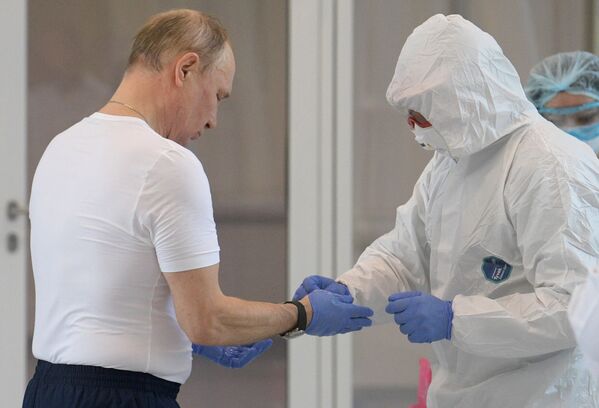 الرئيس فلاديمير بوتين يزور مستشفى كوموناركا، المخصص لاستقبال المصابين بـكورونا، موسكو،  24 مارس 2020 - سبوتنيك عربي