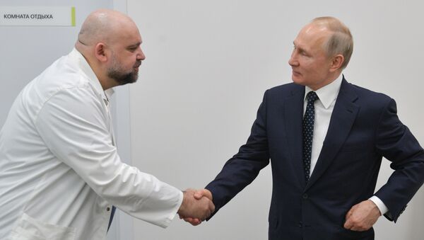 الرئيس فلاديمير بوتين يشكر دينيس بروستينكو، كبير أطباء مستشفى كوموناركا، المخصص لاستقبال المصابين بـكورونا على تنظيم العمل، موسكو،  24 مارس 2020 - سبوتنيك عربي