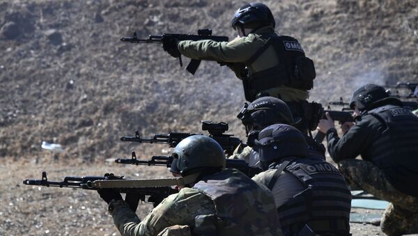 قوات وحدة الأهداف الخاصة المتنقلة، التابعة لقوات الحرس الروسي في إقليم بريمورسكي، بريمورسكي كراي، أثناء التدريبات الخاصة، الجيش الروسي، روسيا 24 مارس 2020 - سبوتنيك عربي