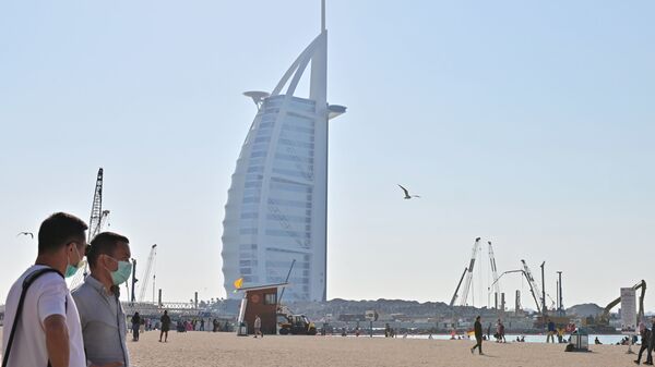 سياح يرتدون الكمامات في الإمارات خوفا من كورونا - سبوتنيك عربي