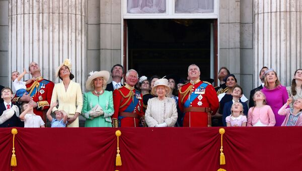 الملكة إليزابيث مع العائلة الملكية في بريطانيا بينهم ولي العهد الأمير تشارلز - سبوتنيك عربي