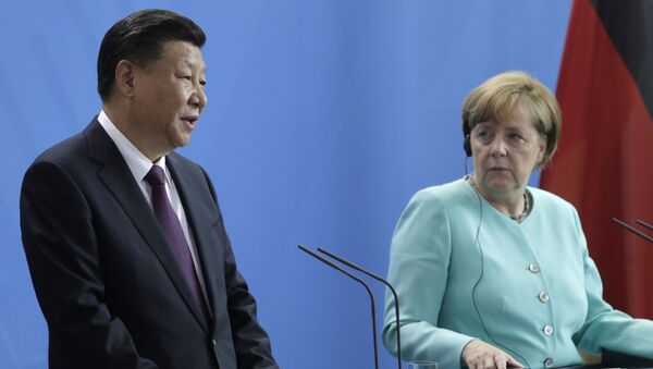 المستشارة الألمانية أنغيلا ميركل تستمع إلى الرئيس الصيني شي جين بينغ خلال تصريحات صحفية في المستشارية في برلين  - سبوتنيك عربي